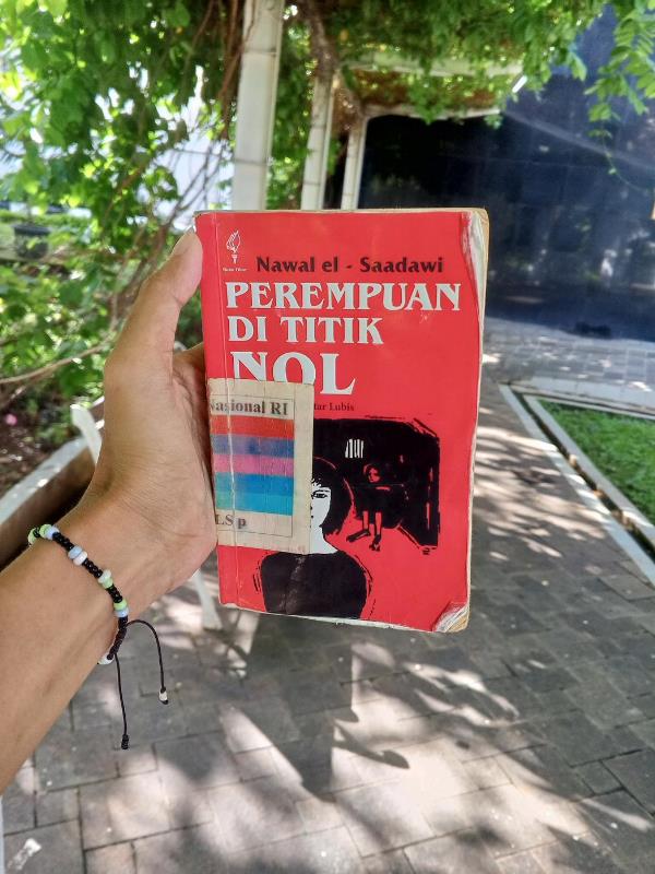 Perempuan di Titik Nol
